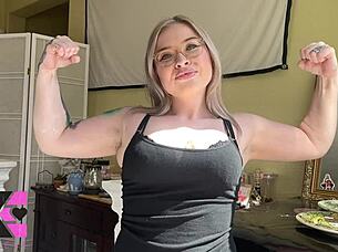 Watch me flex these arms and ass