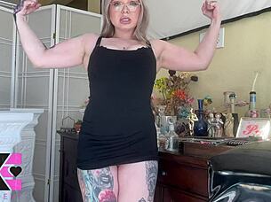 Watch me flex these arms and ass