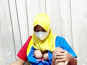 Gadis hijab indomaret masturbasi sebelum berangkat bekerja with dildo