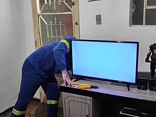 eletricista safado come a casada depois de terminar servi�o