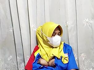 Gadis hijab indomaret masturbasi sebelum berangkat bekerja with dildo