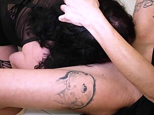 I love this pink agency casting with Emmita Vampirosa.