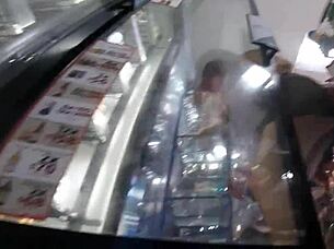 Tiffany visitando una tienda en calzones