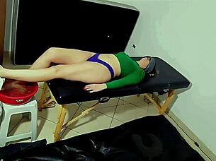 The masseuse felt intense pleasure as he sucked her toes and came