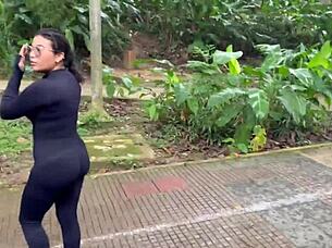 Latina jebe stranca u parku, skoro uhvaćeni?