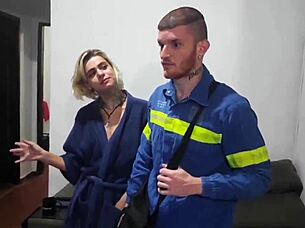 eletricista safado come a casada depois de terminar servi�o