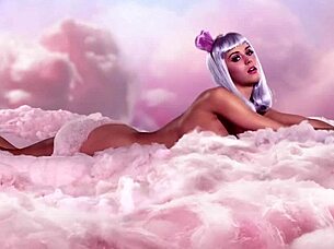 i saw katy perry barefoot and naked
