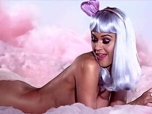 i saw katy perry barefoot and naked