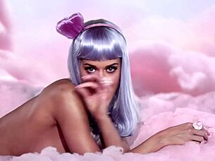 i saw katy perry barefoot and naked