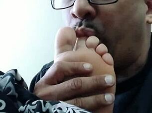 check out ex whore's sexy toes 😘