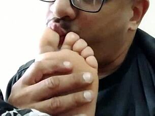 check out ex whore's sexy toes 😘