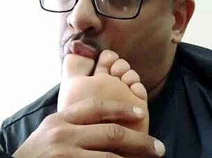 check out ex whore's sexy toes 😘