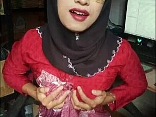 the black hijab transgirl slut masturbates her cock until she cums