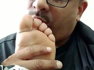 check out ex whore's sexy toes 😘