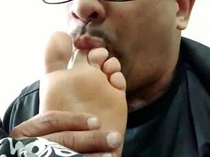 check out ex whore's sexy toes 😘