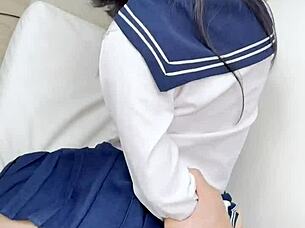 amateur tiktoker girl says she's cute petite 18+ but horny for muff diving