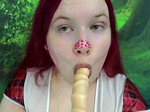 chubby tranny shakes her booty, twerks and fucks dildo in closeup 😍