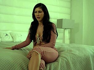 Queenie Sateen and Jane Wilde enjoy sensual scissoring