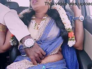 جنس في السيارة مع عمة هندية سائحة جميلة وسائق، كلام قذر