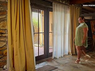 Η κυρία April κυριαρχεί με μαστίγωμα και πίπα