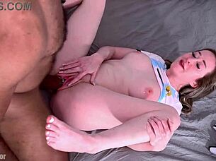 Free Use Gamer Girlfriend Alaina Taylor's Wet Pussy