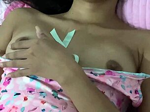 surprise my roommate masturbating and she lets me record