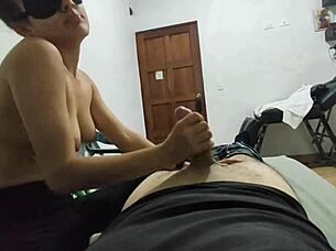 la invite a ver peliculas con una prostituta latina