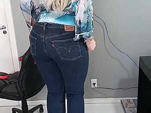 i show off tan lines in sexy bikini and shorts