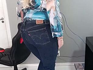 i show off tan lines in sexy bikini and shorts