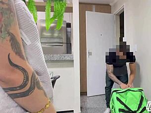 Morena Safada FUCKED the delivery guy