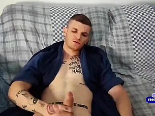 Vizinha gorda safada me deu no pelo sem camisinha.