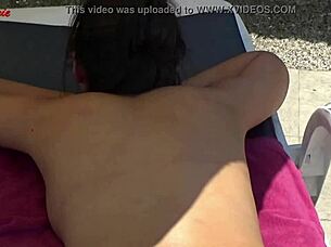 Sexy chica en bikini mojado enseña al aire libre