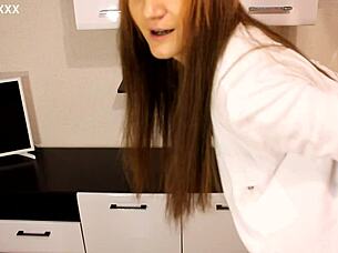 30-Year-Old Amateur Strips Naked On Cam For First Time