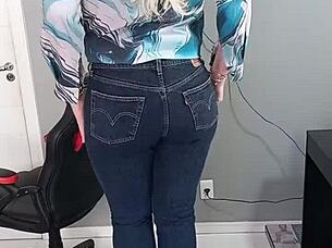 i show off tan lines in sexy bikini and shorts