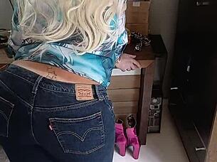 i show off tan lines in sexy bikini and shorts