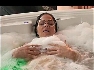 Zvu maminku kamaráda do jacuzzi na divoký soulož! 😈