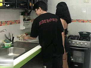 Hermanastra cachonda cabalga polla.