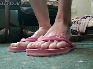 Huge talons on curvy feet with long nails