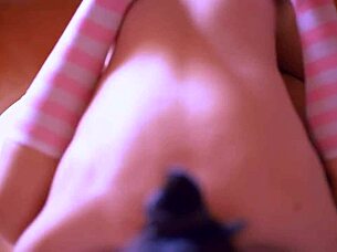 La mejor amiga joven tiene sexo con amigo mayor en habitación