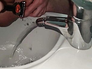 mi rado il cazzo ma poi mi eccito e sborro