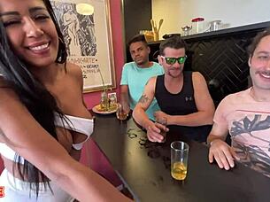 �ndia brasileira dando o c� numa suruba com a participa��o do namorado corno