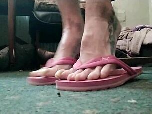 Huge talons on curvy feet with long nails