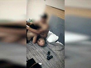 vecino joven vergon me da colageno frente a mi cornudo