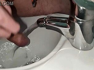 mi rado il cazzo ma poi mi eccito e sborro