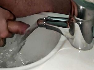 mi rado il cazzo ma poi mi eccito e sborro