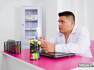 Enfermera folla con doctor en primer dia.