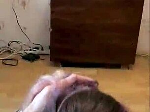 My stepsister shows me her apartment without taking the dick out of her mouth 😏