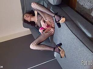 Watch how a proper british lady cums starring scarlet louise