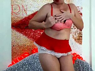 Curvy Girl Dances Pantyless Striptease