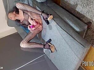 Watch how a proper british lady cums starring scarlet louise